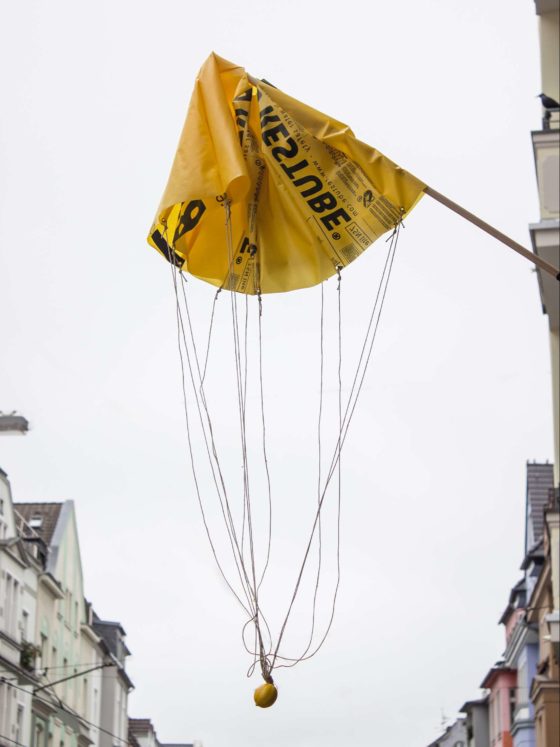 Jukai-Ryokō, "experiment with a parachute and a lemon", installation view, 2020