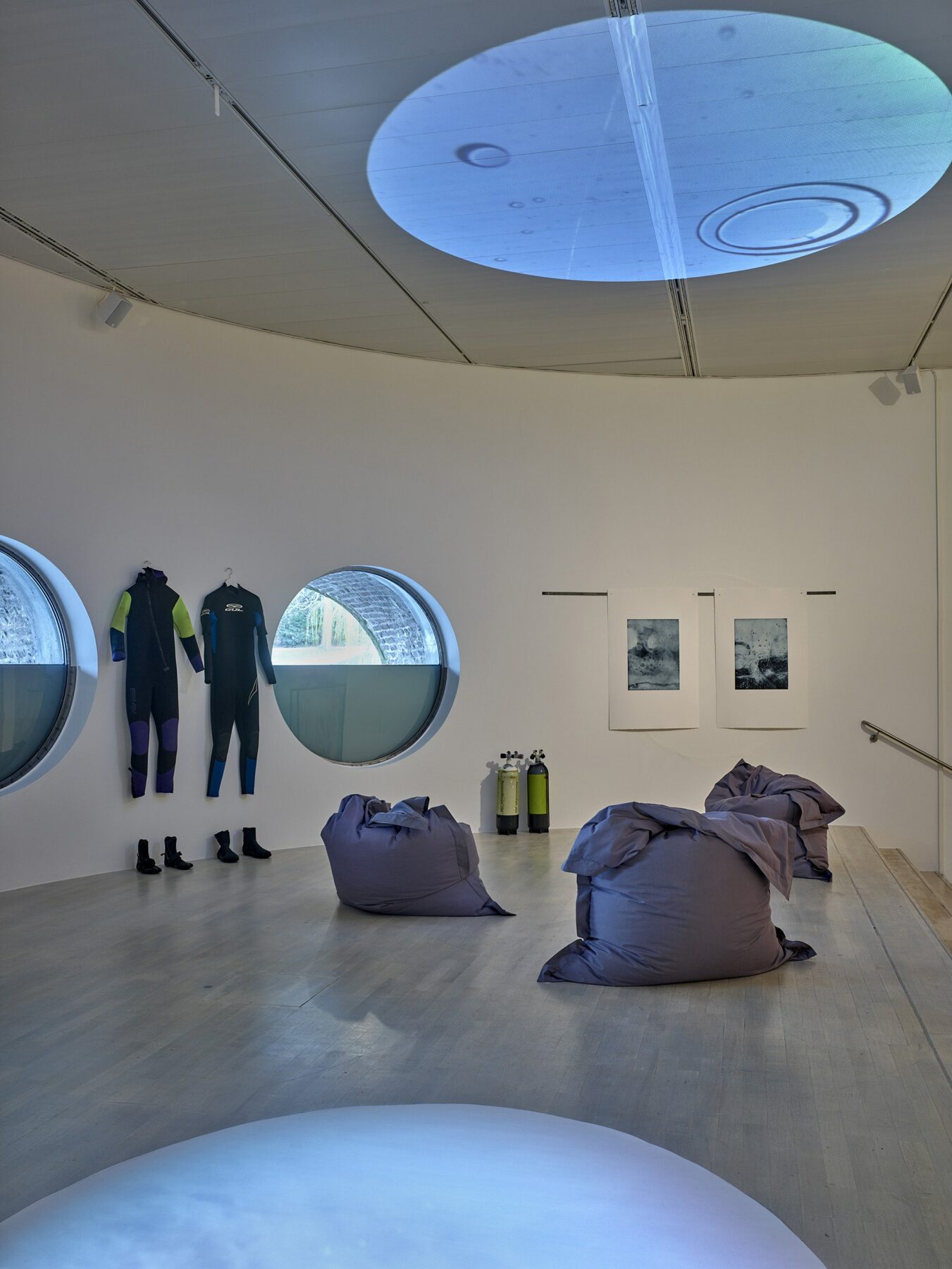 floating circles, exhibition view inside the museum with direct view to the Kaiserteich, 2019, photo: Achim Kukulies